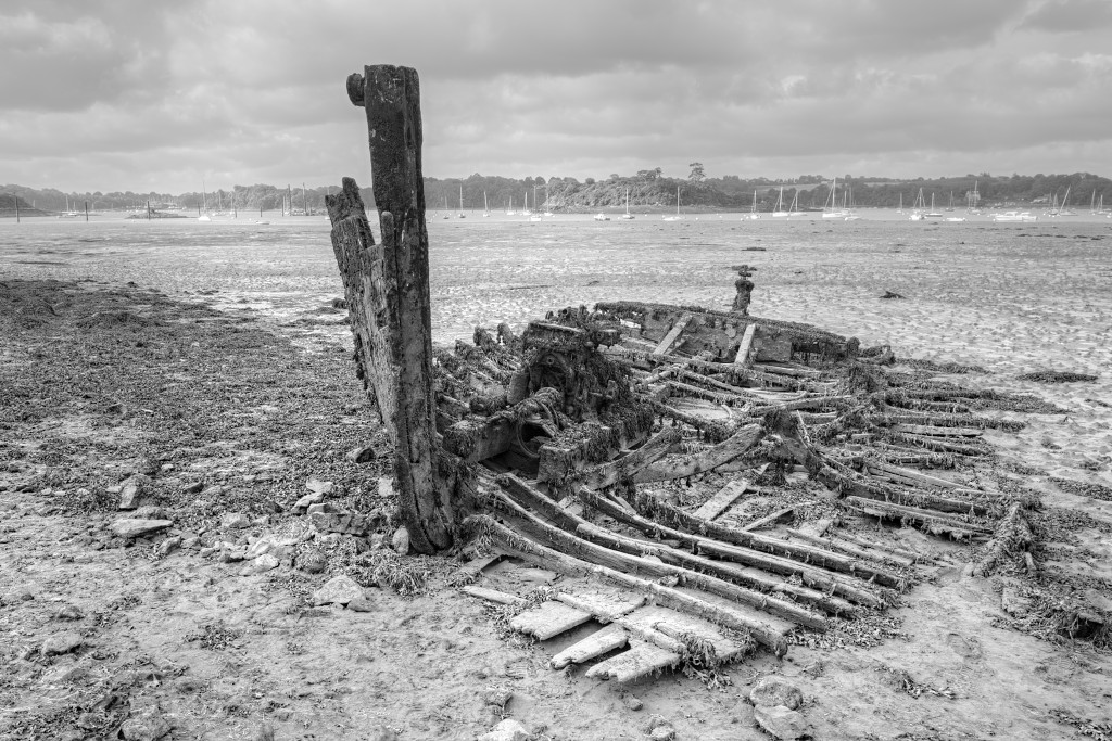 HDR Cimetiere a bateaux B&W scheepskerkhof scheepswrakken scheepswrak urbex quelmer rance bretagne frankrijk kerkhof schip schepen boot boten graffiti strand zwart wit foto